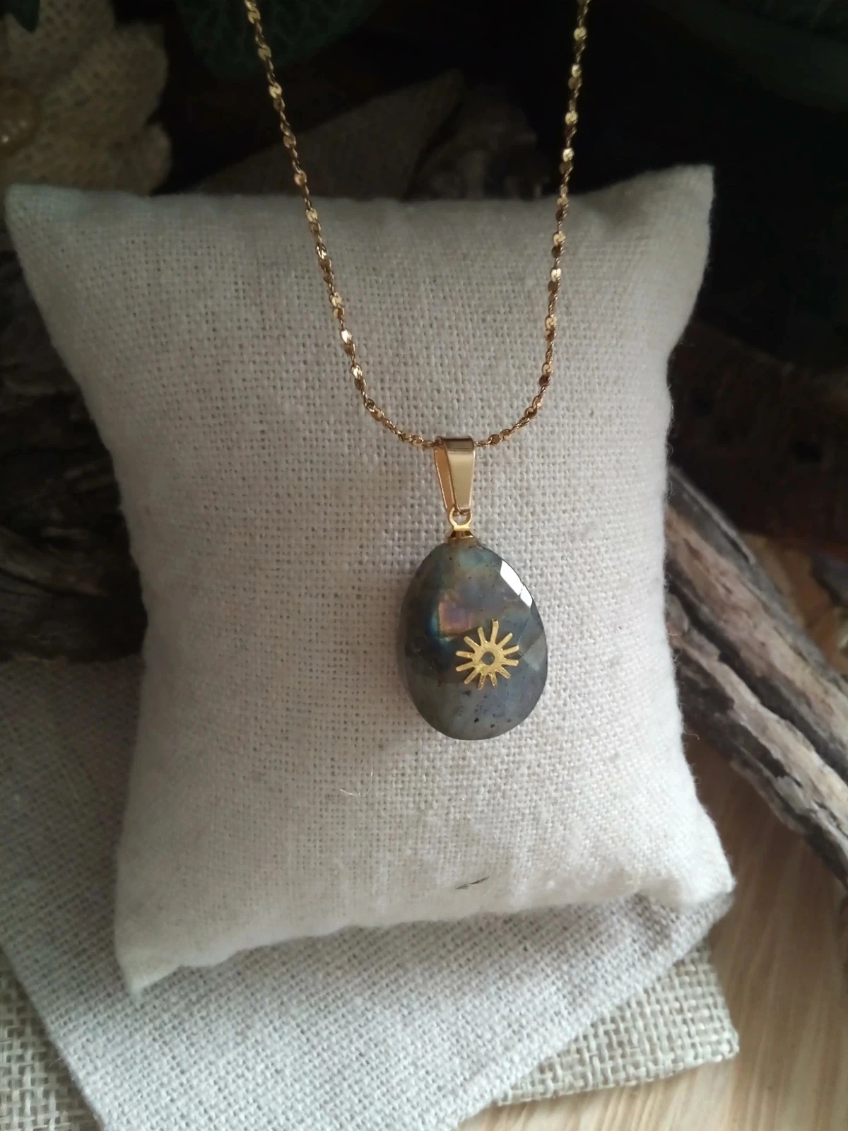 Collier pendentif en pierre de labradorite naturelle réversible avec un côté soleil